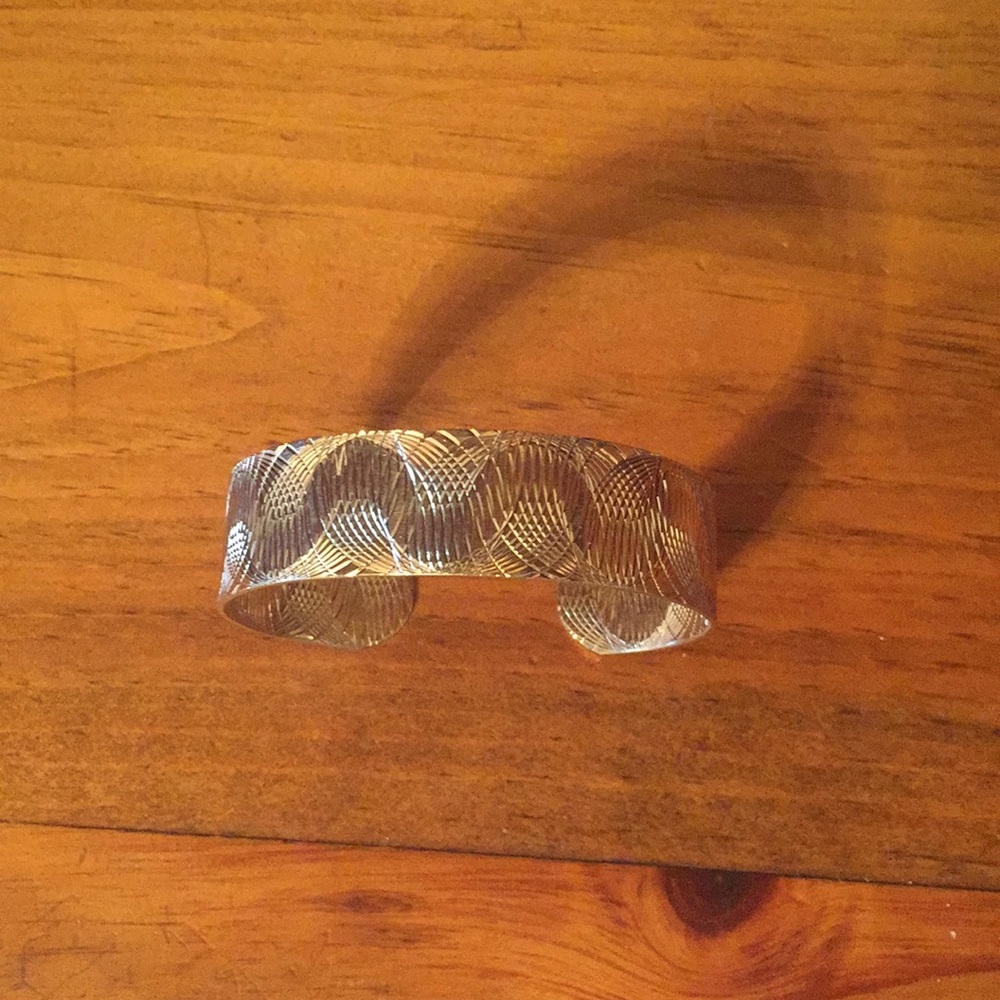 EUC*remarkable gold swirl cuff bracelet